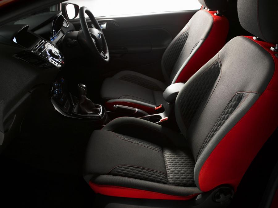 Интерьер Ford Fiesta Zetec S Red 2014 года  (UK) (фото 8 из 26)